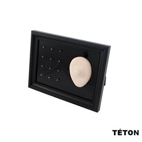 Cadre présentoir à piercings avec modèle en silicone - téton